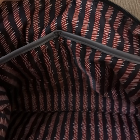 VERA BRADLEY Midtown Travel Bag in classic navy NWT - Picture 6 of 16